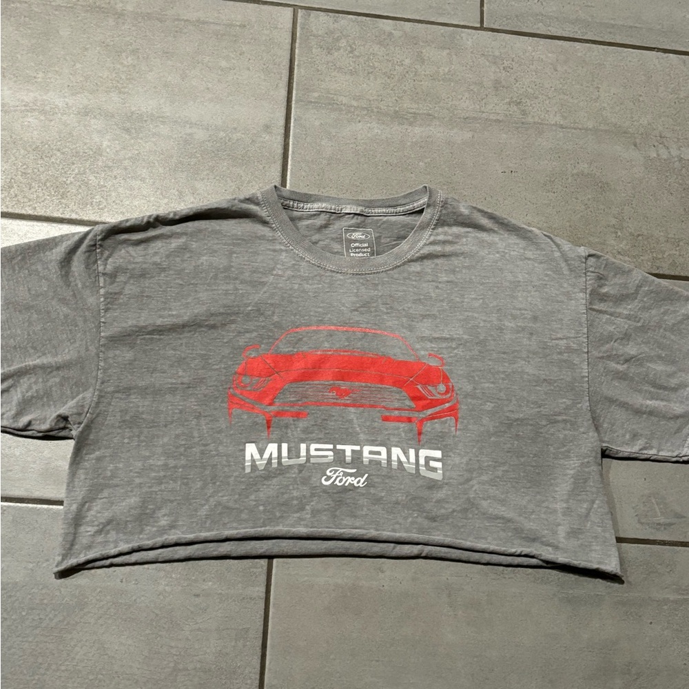 gray mustang cropped graphic t shirt